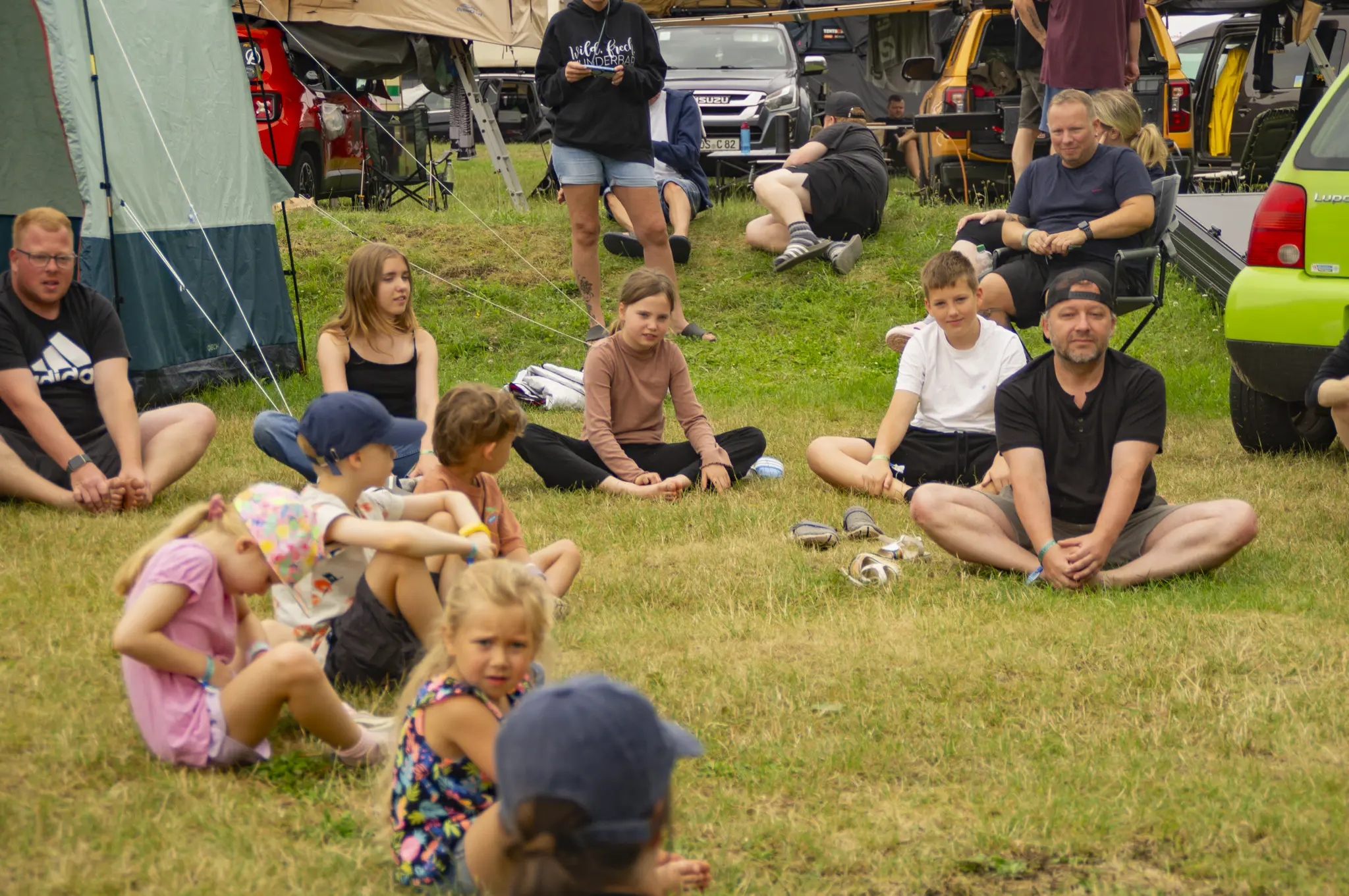 Kinder-Yoga auf der Wiese beim DACHZELT Sommer CAMP 2026