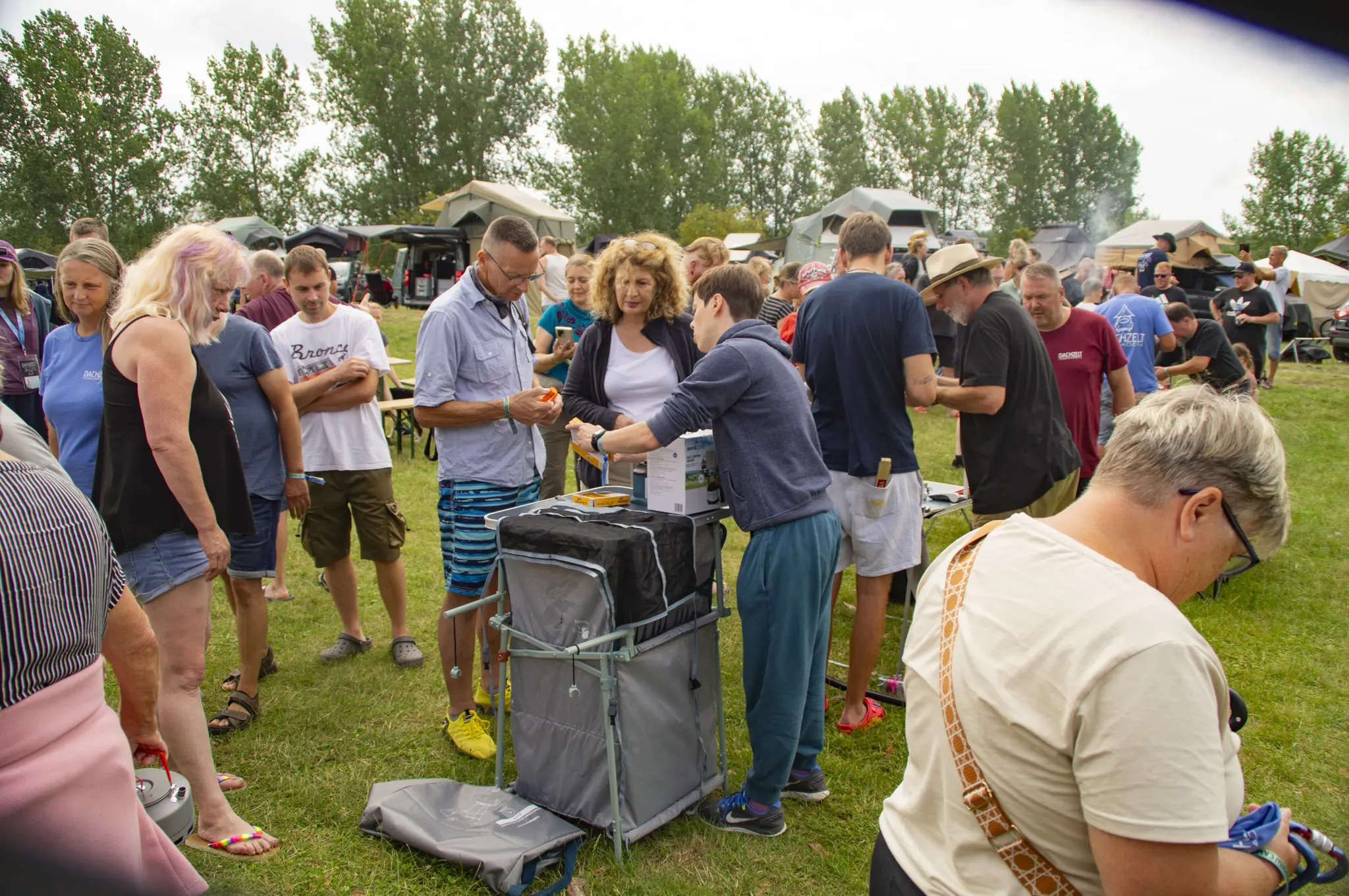 Ausrüstung wechselt beim Camp-Flohmarkt den Besitzer