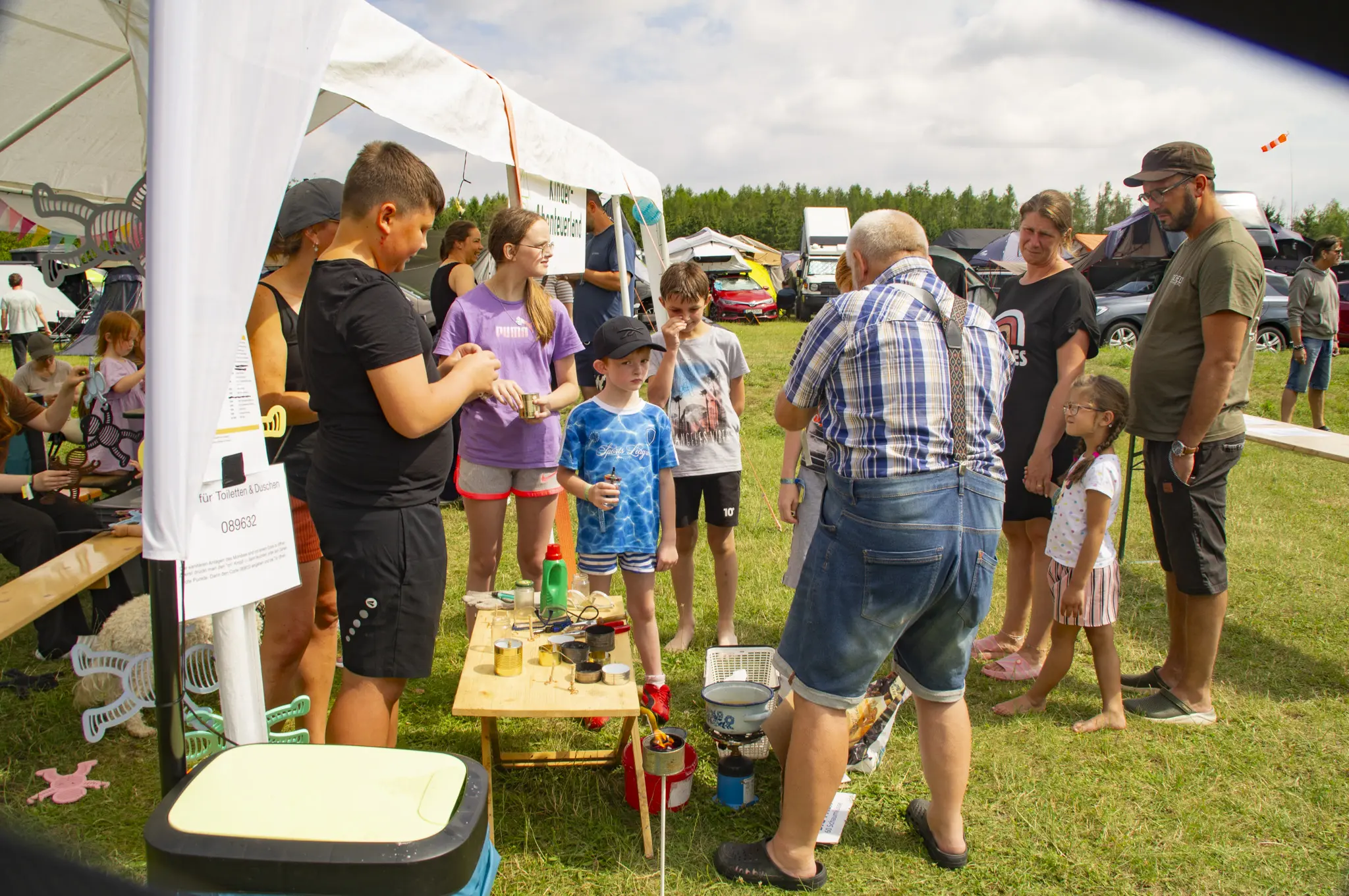 Kinder gießen Ölkerzen beim Sommer CAMP am Mondsee
