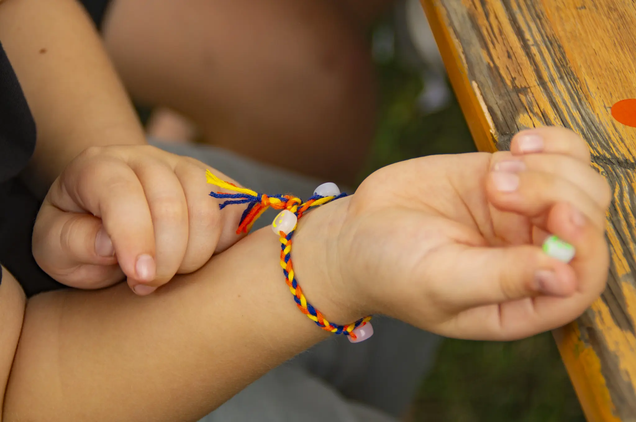 Freundschaftsbänder knüpfen im Kinderbereich des Sommer CAMPs