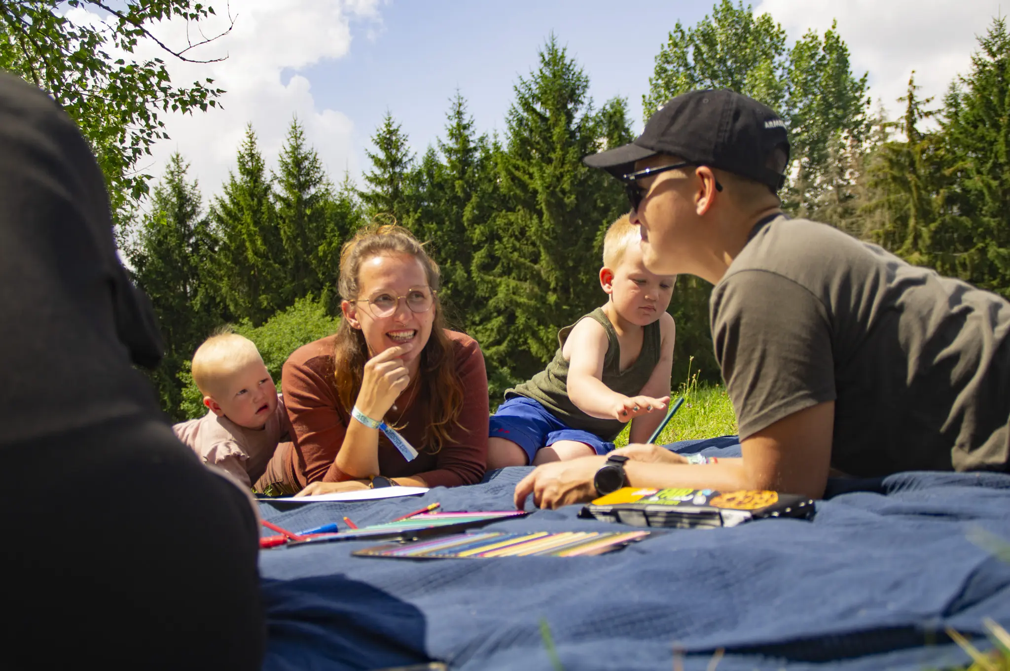 Teilnehmer ergänzen ihre Zeichnung bei der Kunstreise