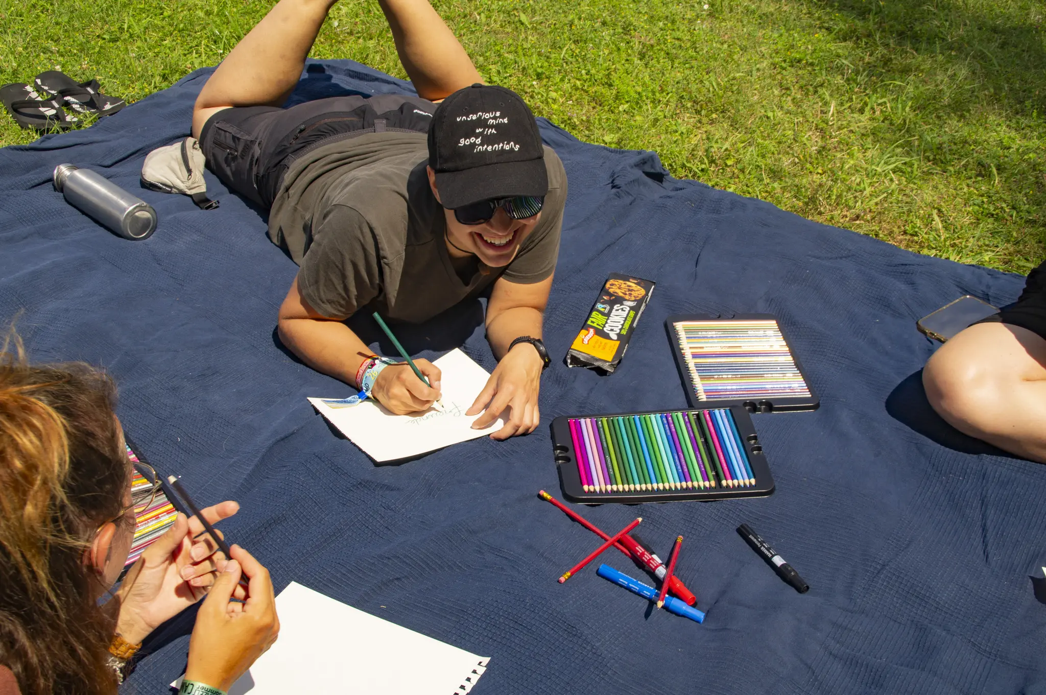 Entstehendes Gemeinschaftskunstwerk beim DACHZELT Sommer CAMP