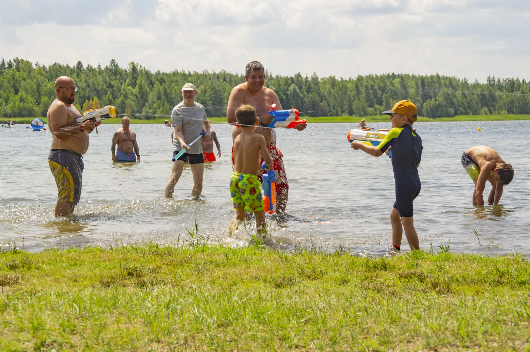 Kinder und Erwachsene bei der Wasserschlacht am Mondsee