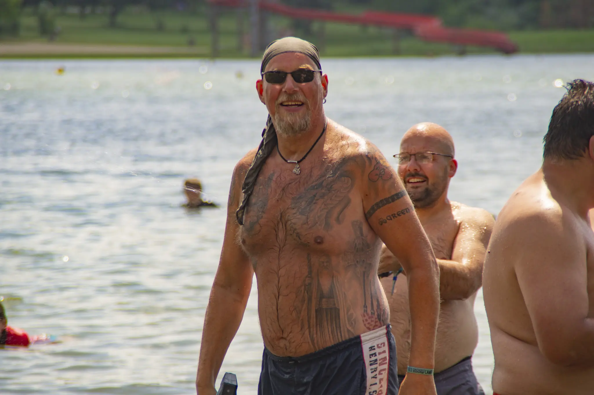 Teilnehmer des DACHZELT Sommer CAMPs im Wasser
