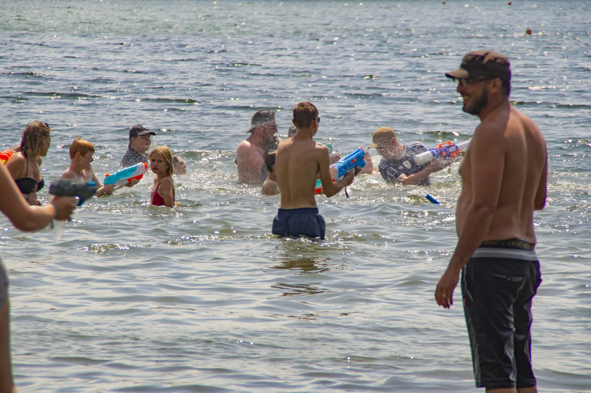 Zuschauer im Schatten am Ufer während der Wasserschlacht