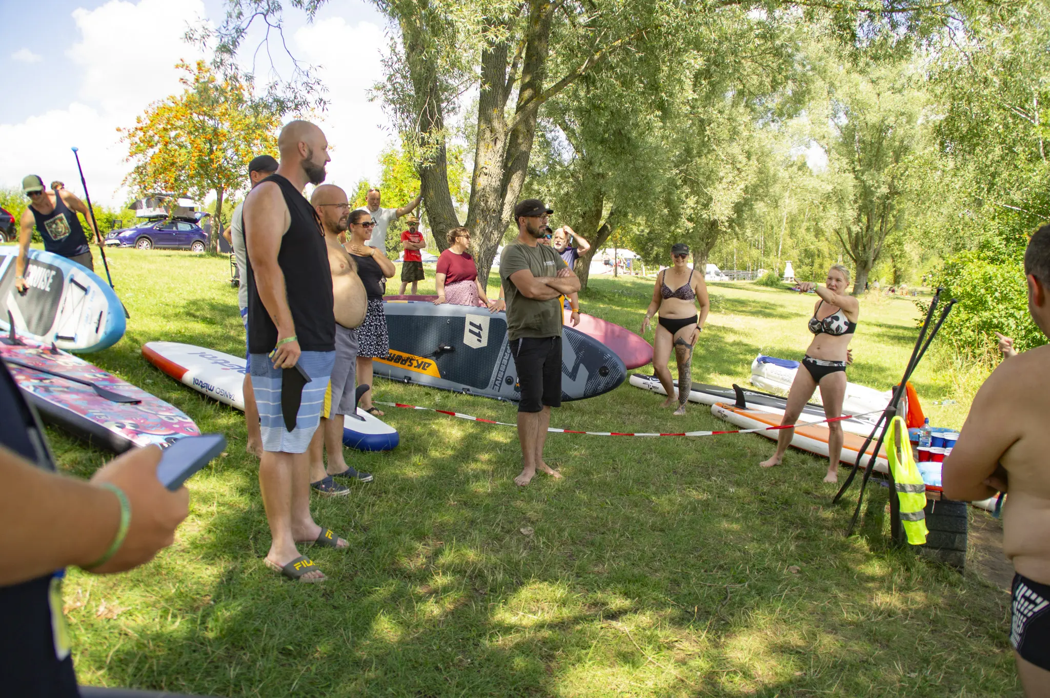 Erwachsene beim SUP-Rennen des DACHZELT Sommer CAMPs
