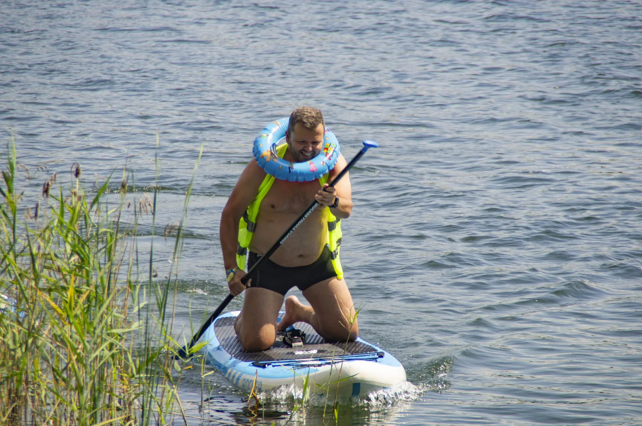 Staffelübergabe am Ufer während des SUP-Rennens