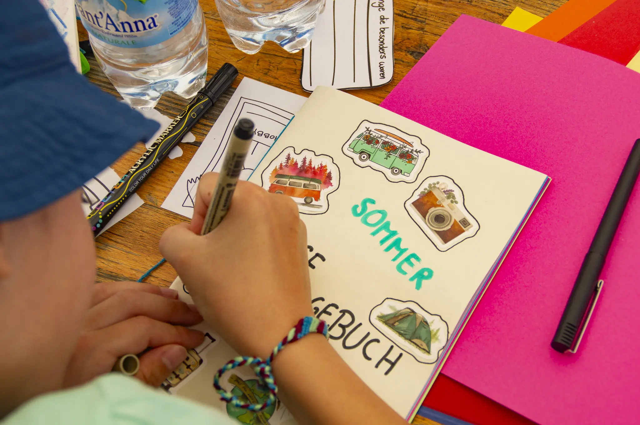 Gestaltete Reisetagebücher aus dem Kinderprogramm