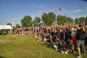 Aufstellung zum Gruppenfoto auf der Campwiese