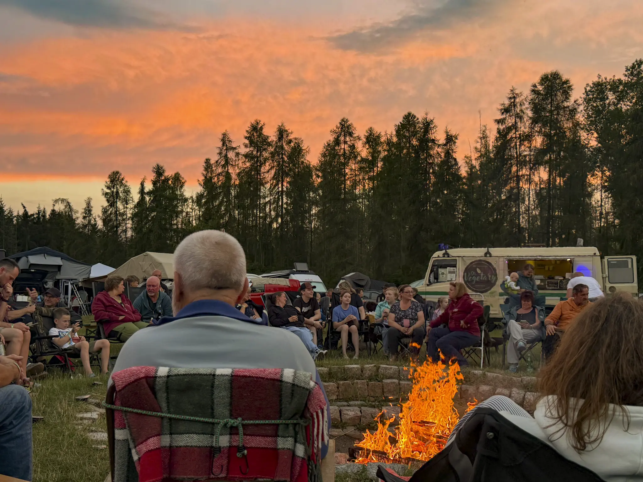 Gemeinsamer Abend am Feuer beim DACHZELT Sommer CAMP