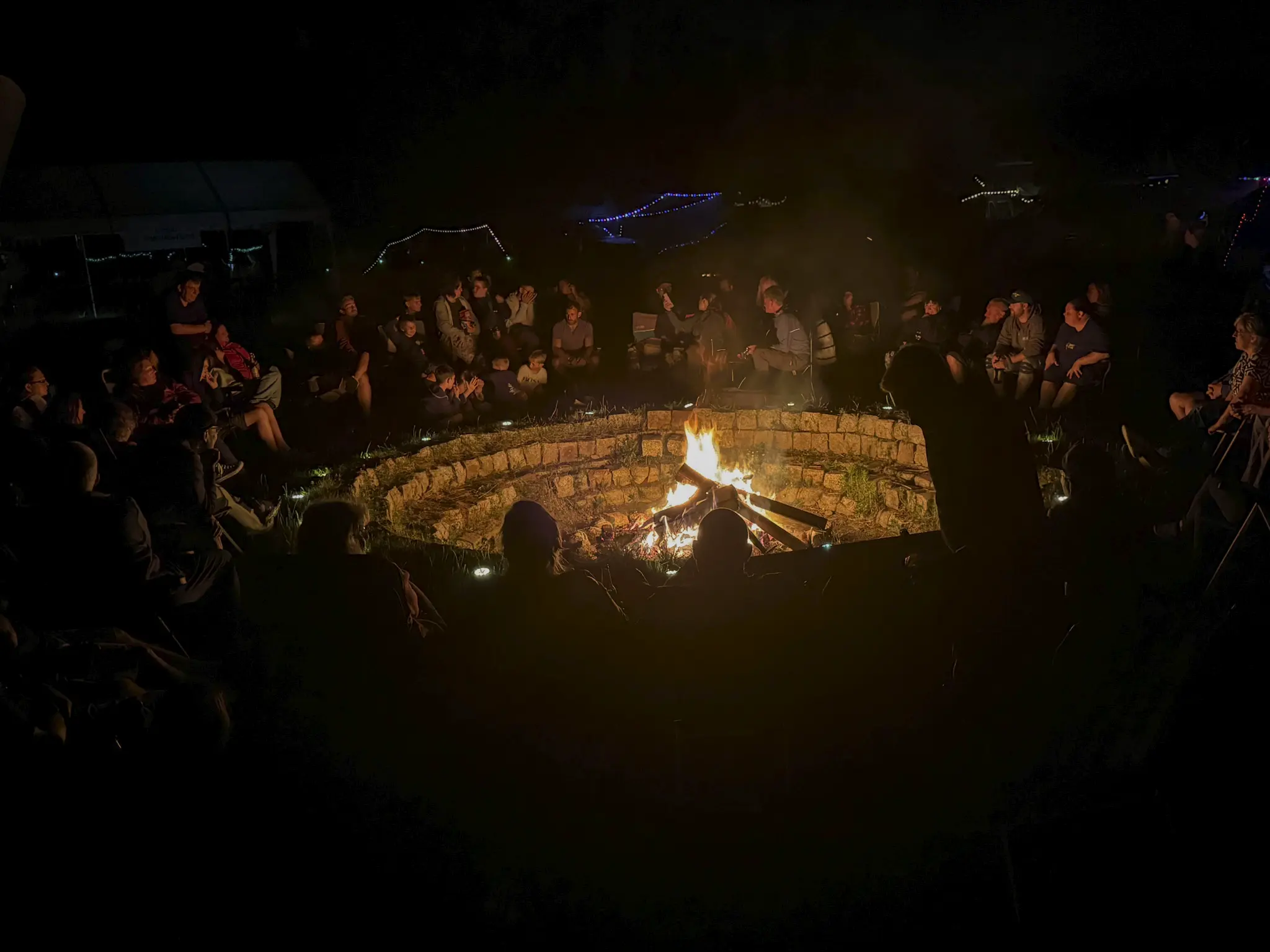 Feuertonnen und Lagerfeuer im Camp-Zentrum