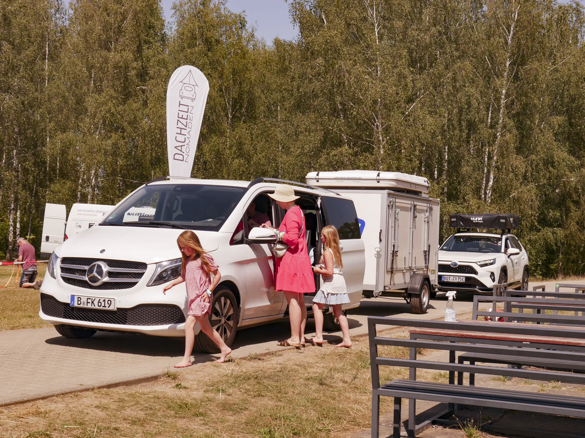 Kombi mit Klappdachzelt bei der Anreise zum Sommer CAMP 2026