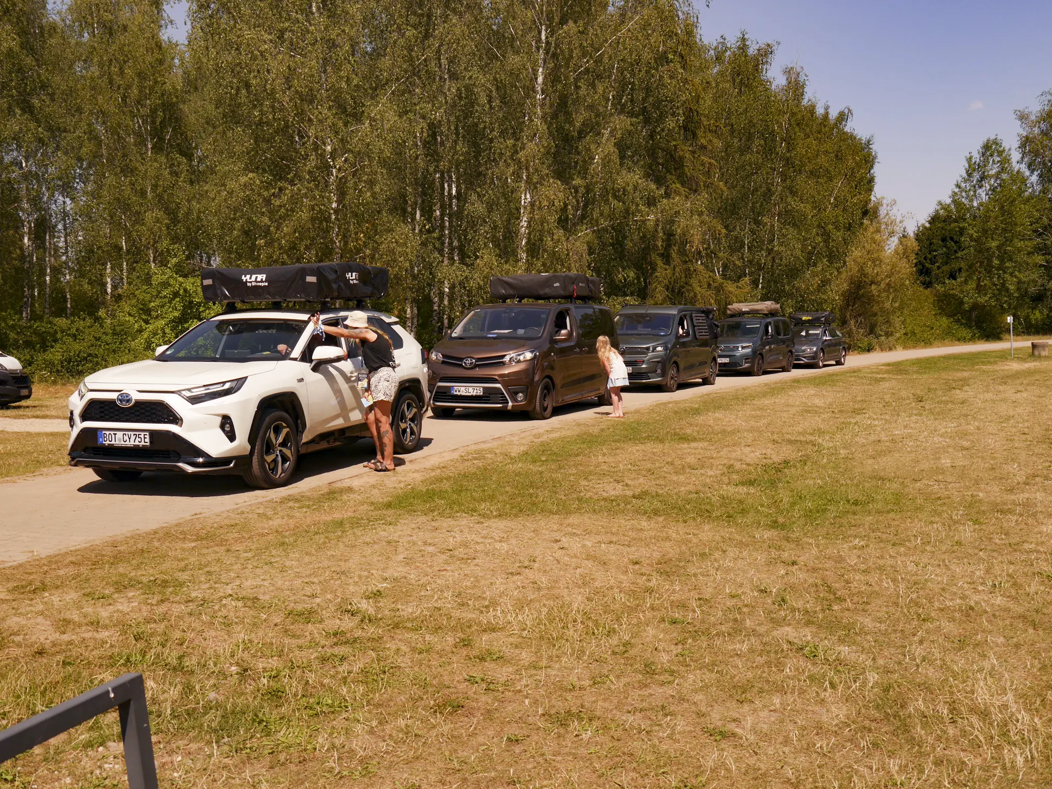Geländewagen mit Hartschalen-Dachzelt auf der Campwiese