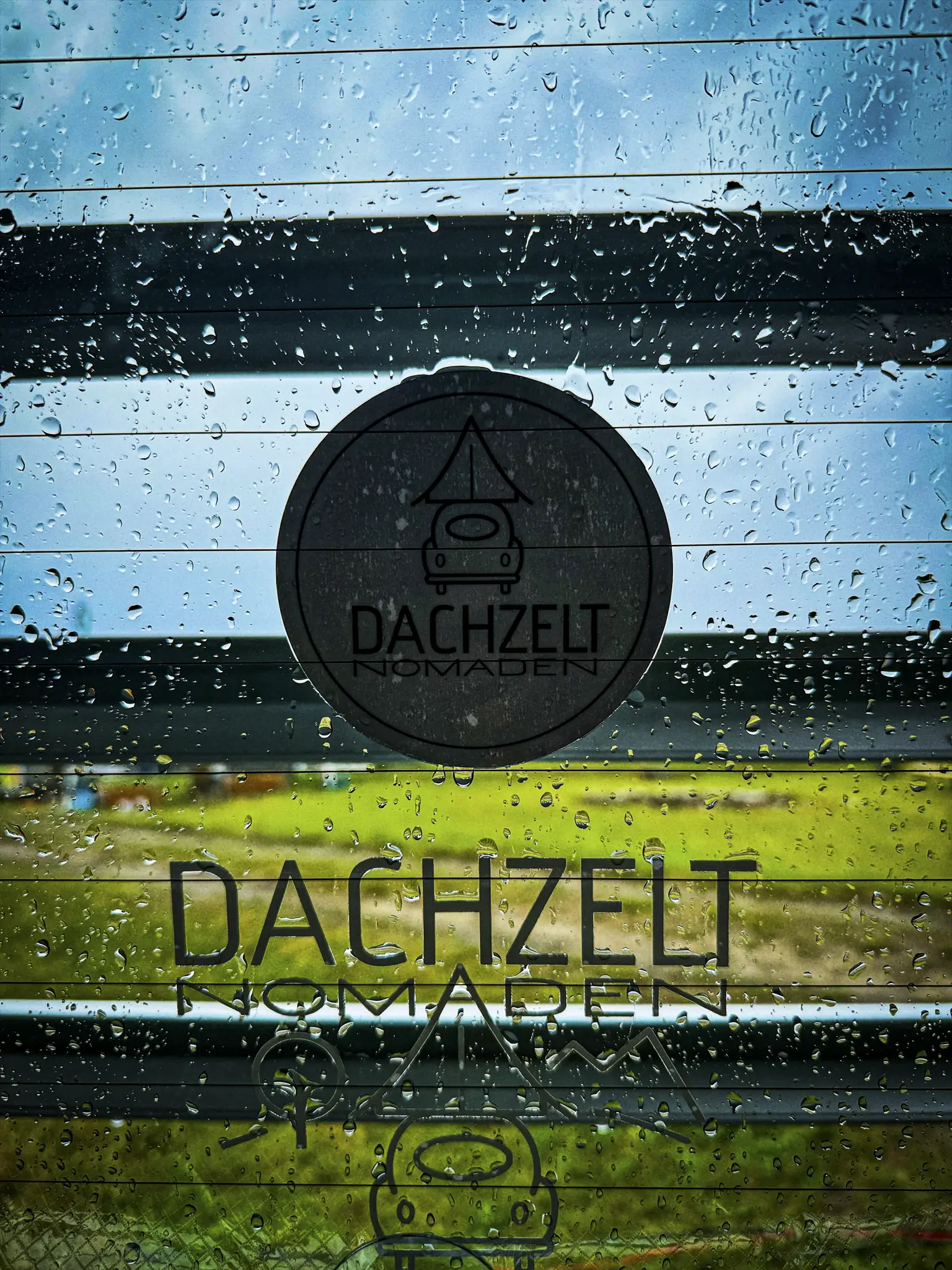 Dachzelte im Regen beim Sommer CAMP im Erholungspark Mondsee