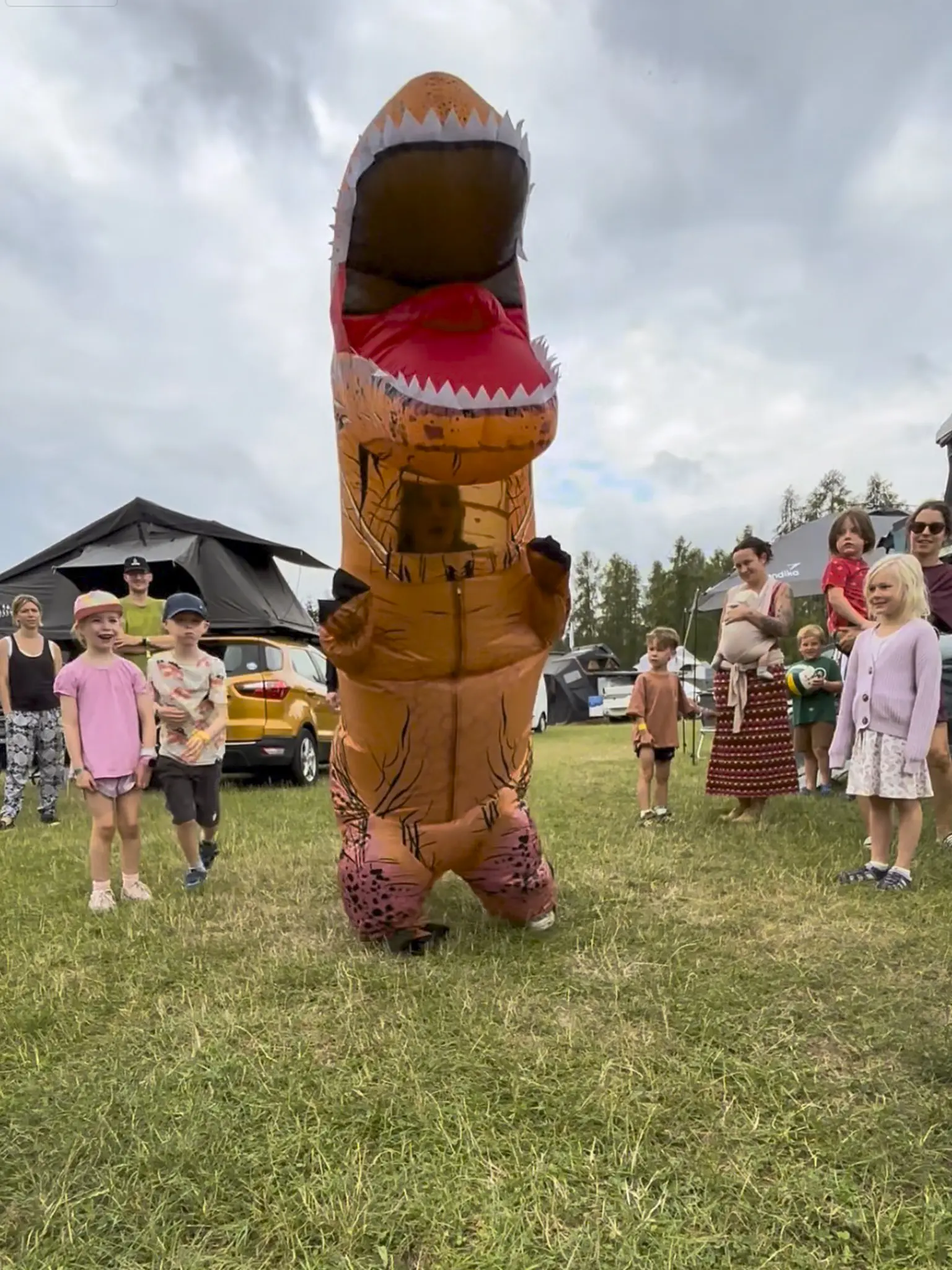 Lachende Kinder bei der spontanen Dino-Aktion