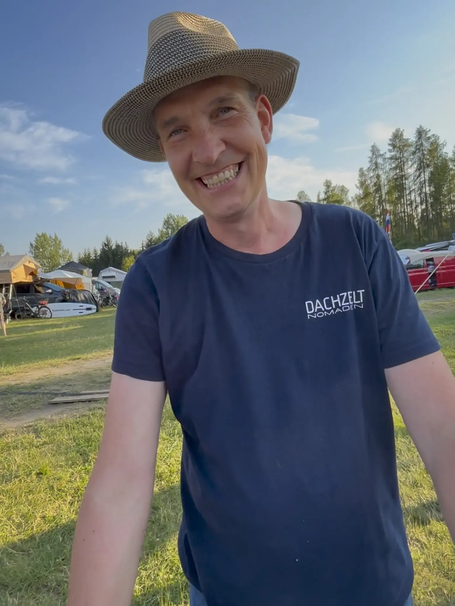 Camper essen gemeinsam am Mondsee