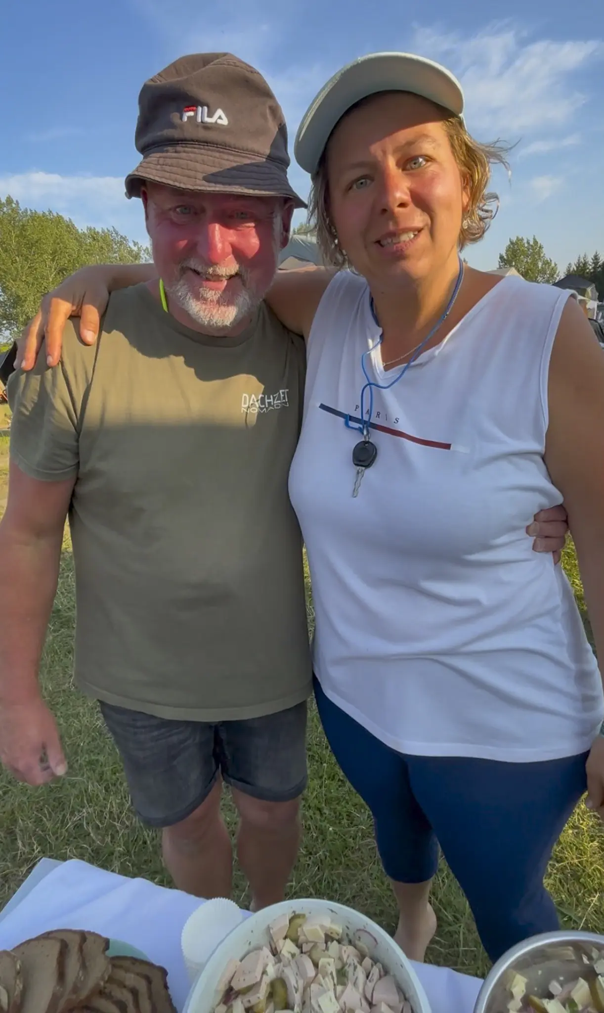 Feuertonnen wärmen beim Dachzeltnomaden-Mahl