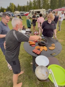 Grillen an den Feuertonnen im Camp-Zentrum