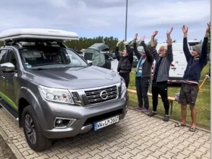 Fahrzeuge verlassen das Camp-Gelände am Sonntag