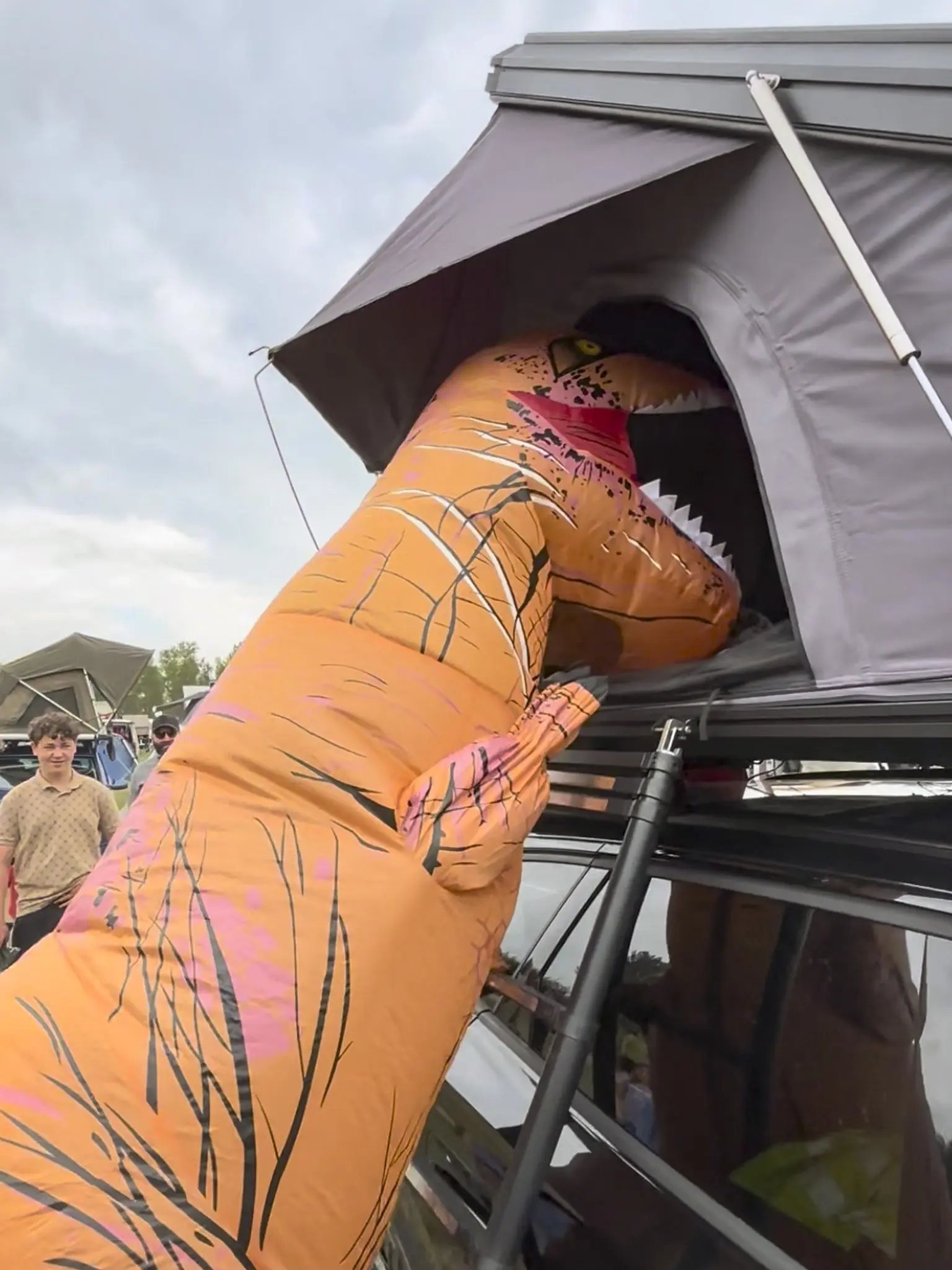Dinosaurier auf dem Dachzelt – Überraschungsmoment am Mondsee