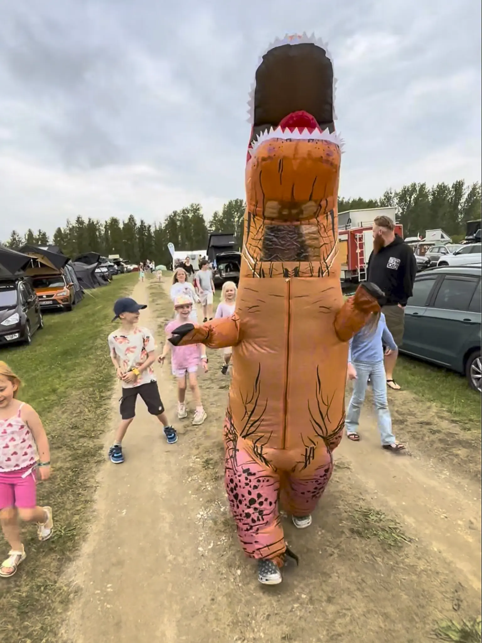 Camper filmen die Dino-Aktion mit dem Handy