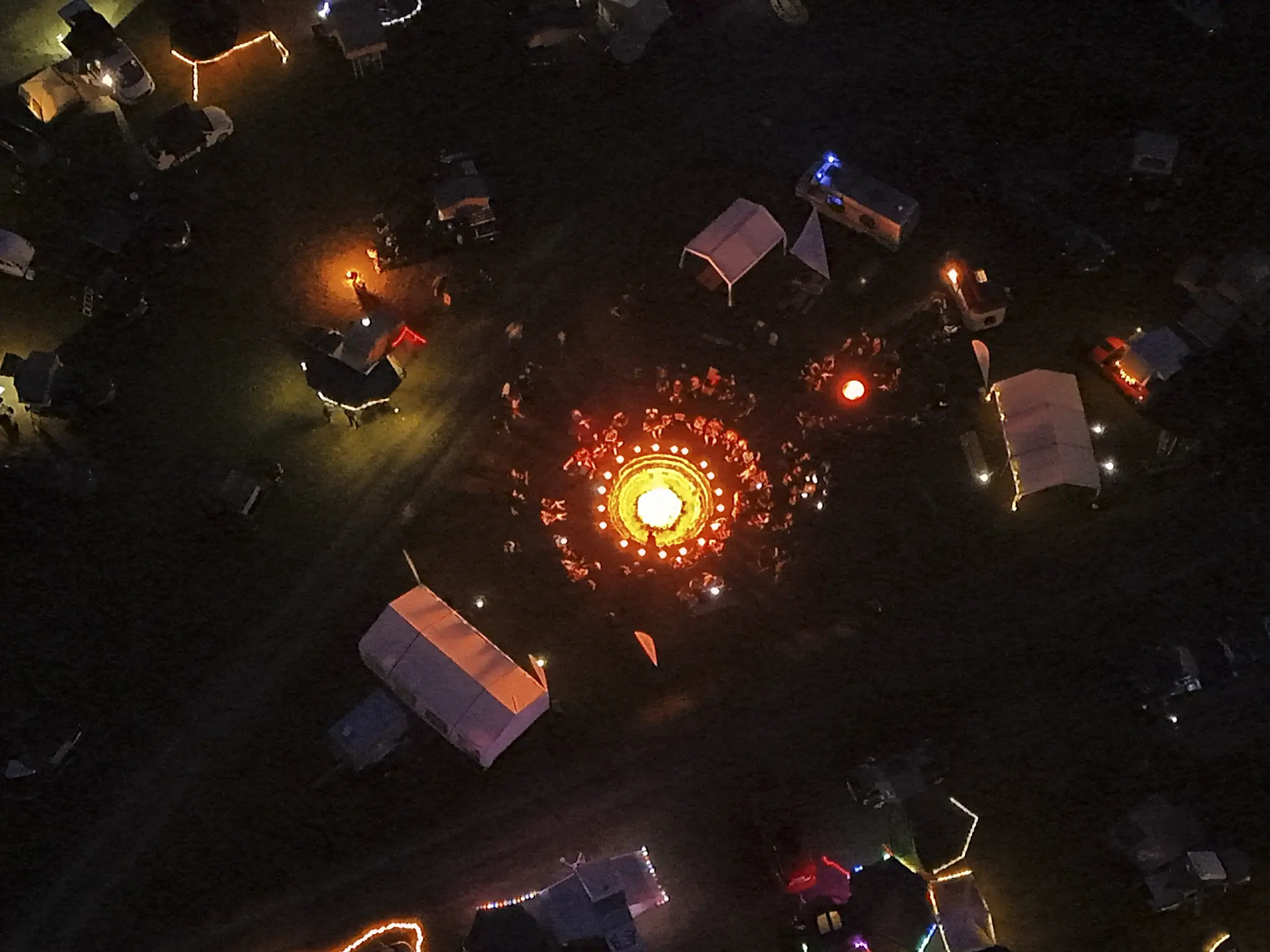 Beleuchtete Dachzelte am Abend beim DACHZELT Sommer CAMP